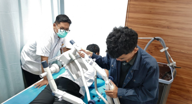 Uji coba alat kesehatan Shortwave Therapy sebagai bagian dari pengembangan layanan fisioterapi di rumah sakit.